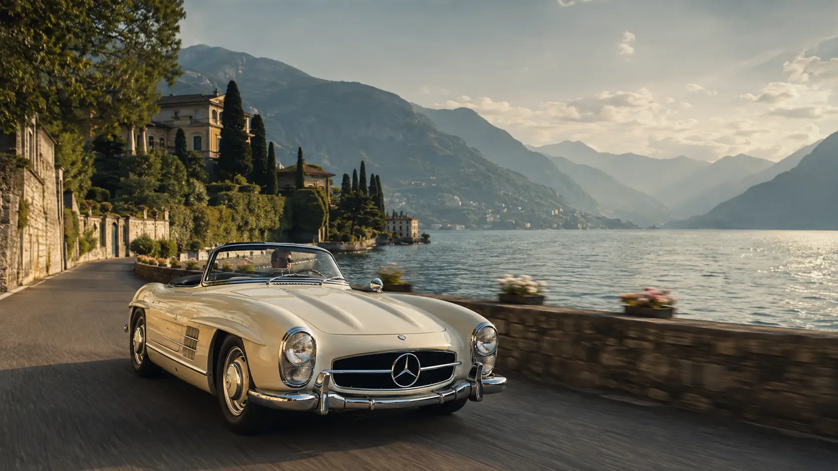 Klassischer Roadster auf einer Panoramastraße am See